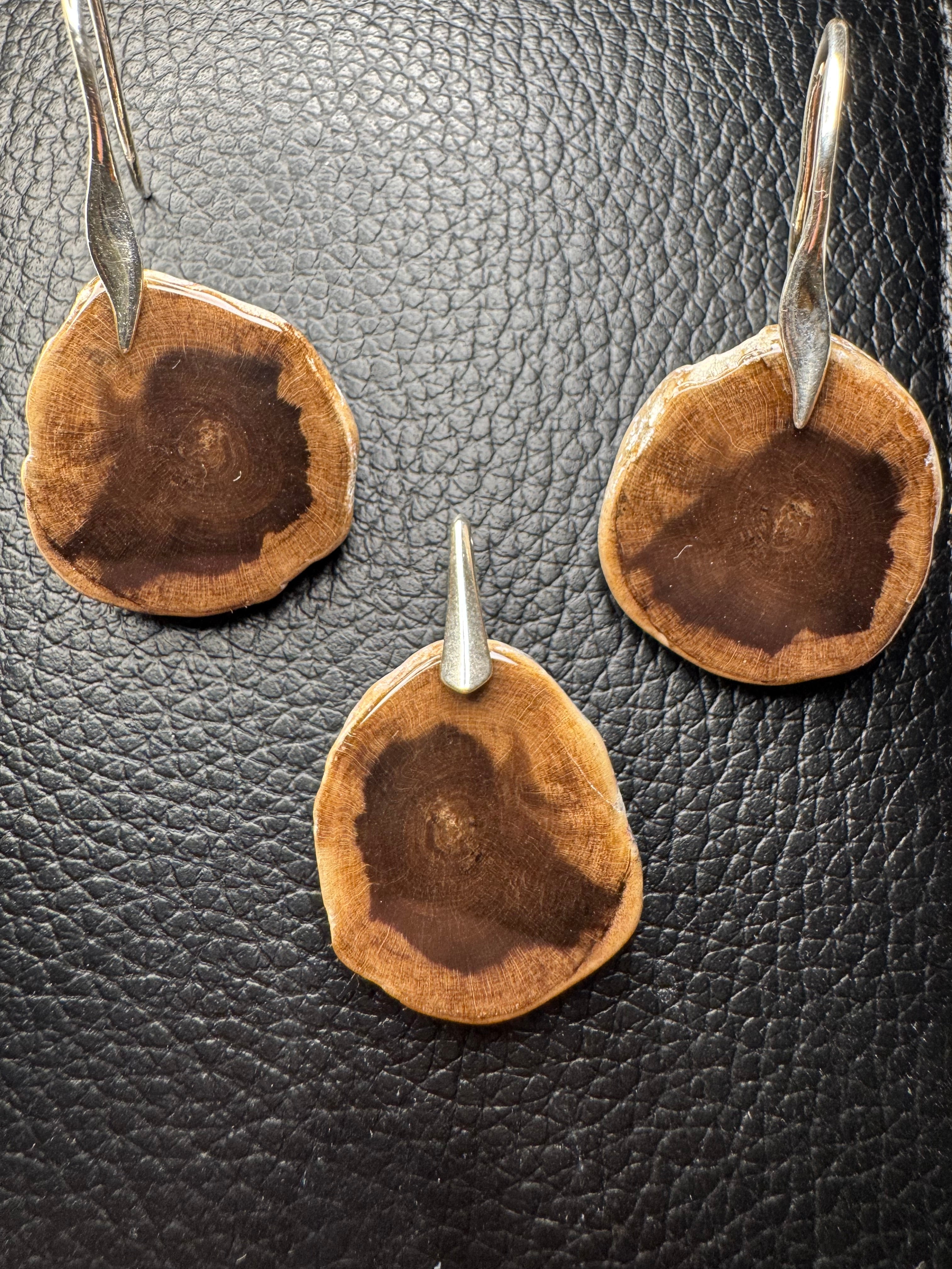 Handgefertigte Schmucksets aus versteinertem Holz, gefertigt in der Mineralien Manufaktur in Auggen