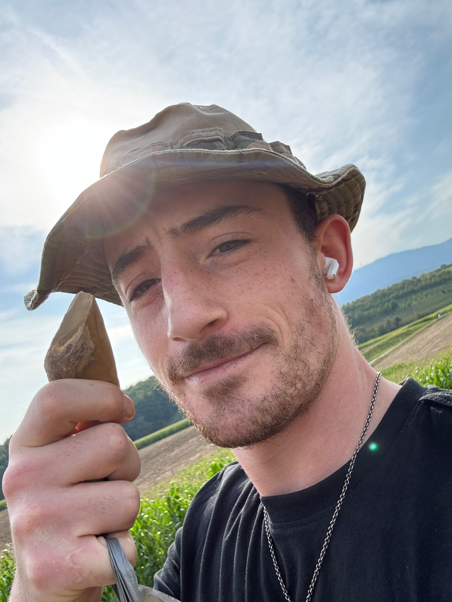 Inhaber Sebastian Cutillas mit einem Klingenkern aus der Steinzeit 