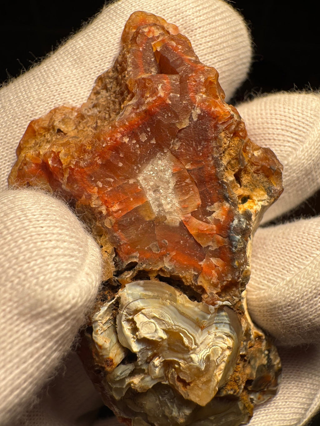 Agate with intense red tones