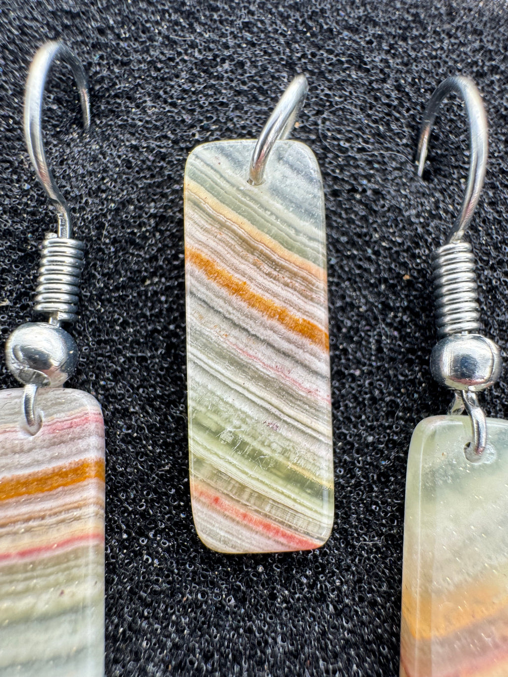 Schmuck Set aus Gebänderter Calcit – Anhänger und Ohrringe