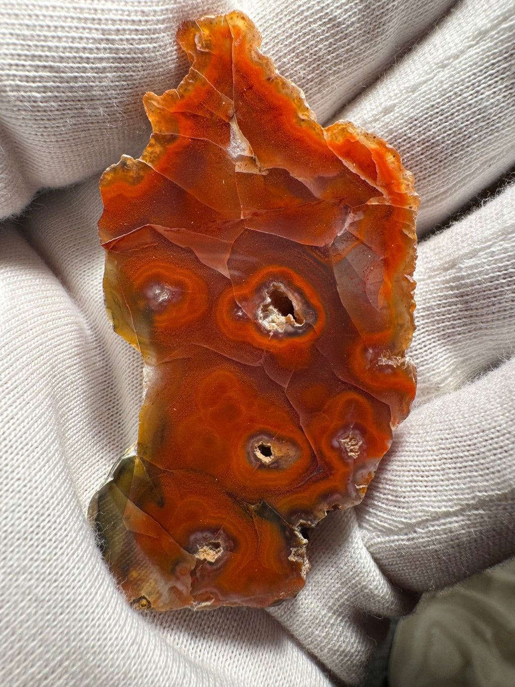 Agate with intense red tones