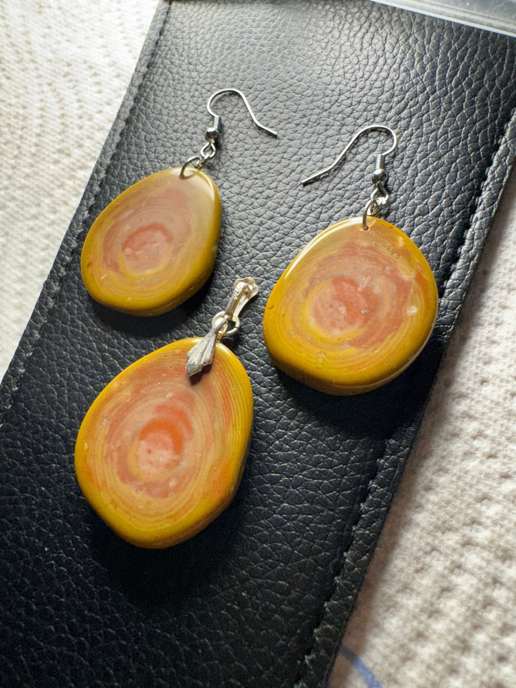 Bohnerzjaspis mit Ringen und Fossilien