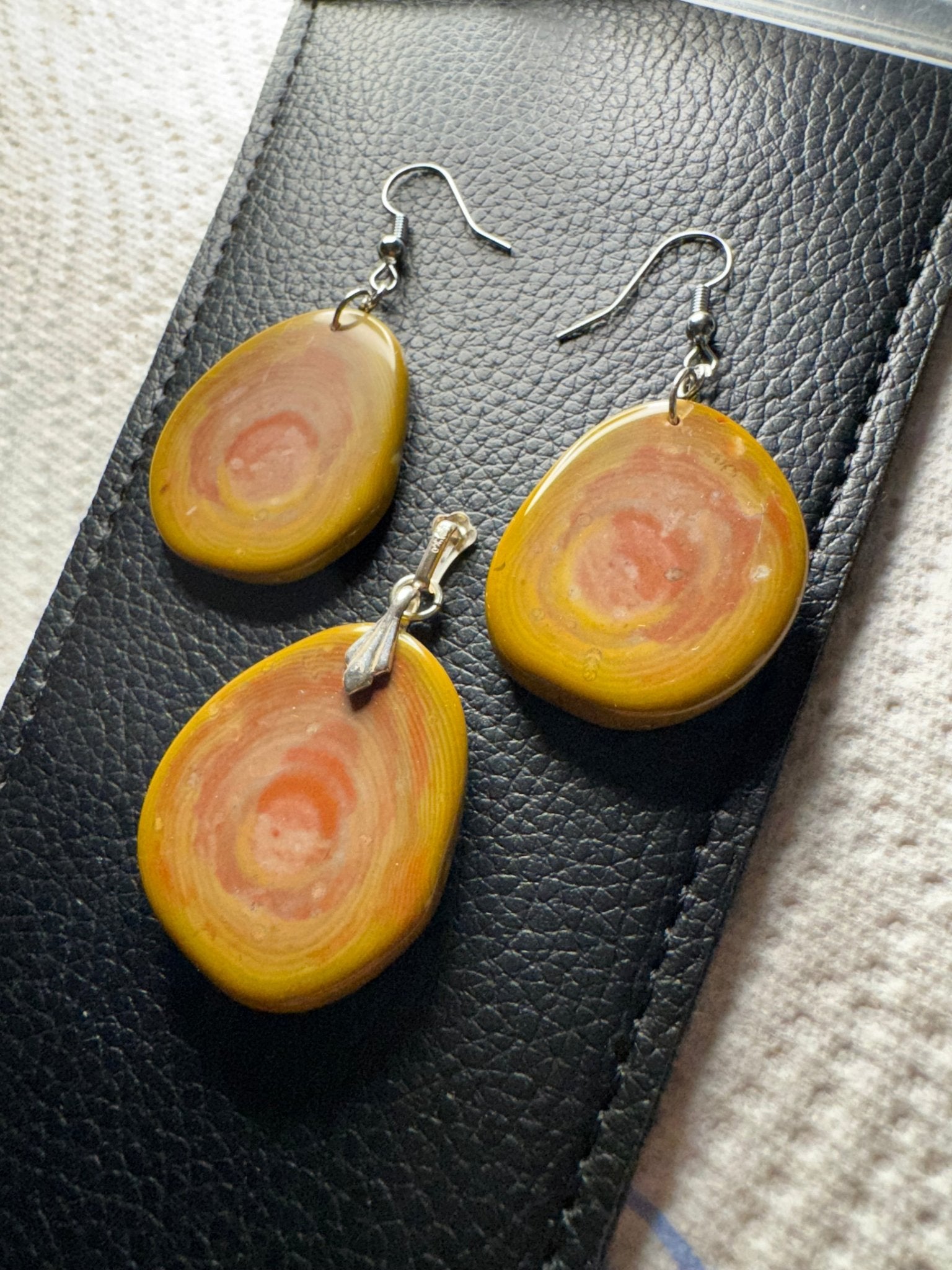 Bohnerzjaspis mit Ringen und Fossilien