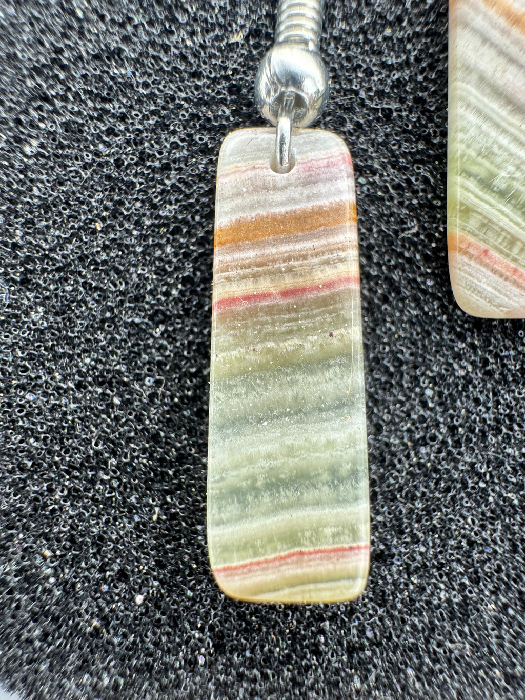 Schmuck Set aus Gebänderter Calcit – Anhänger und Ohrringe