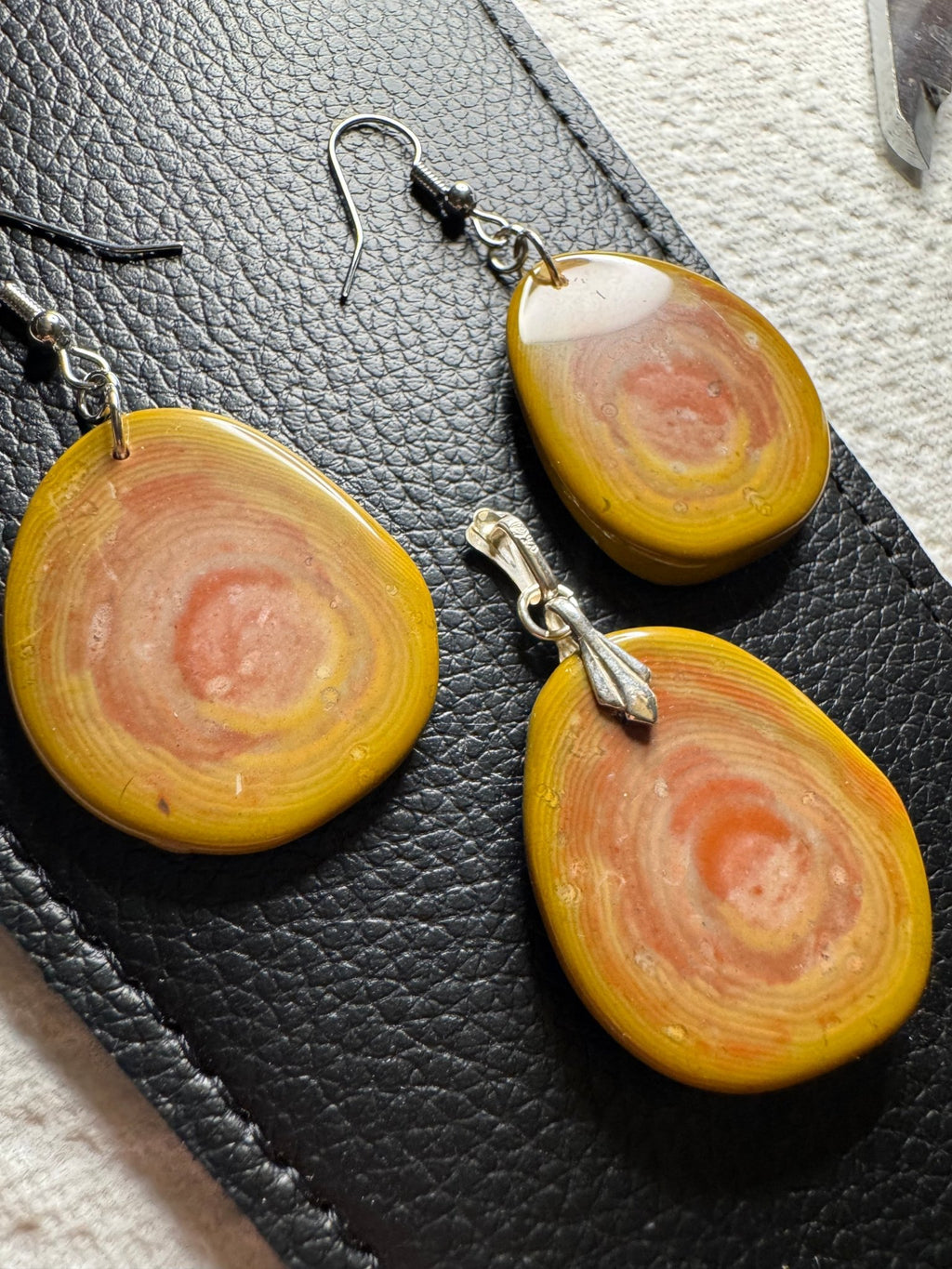 Bohnerzjaspis mit Ringen und Fossilien