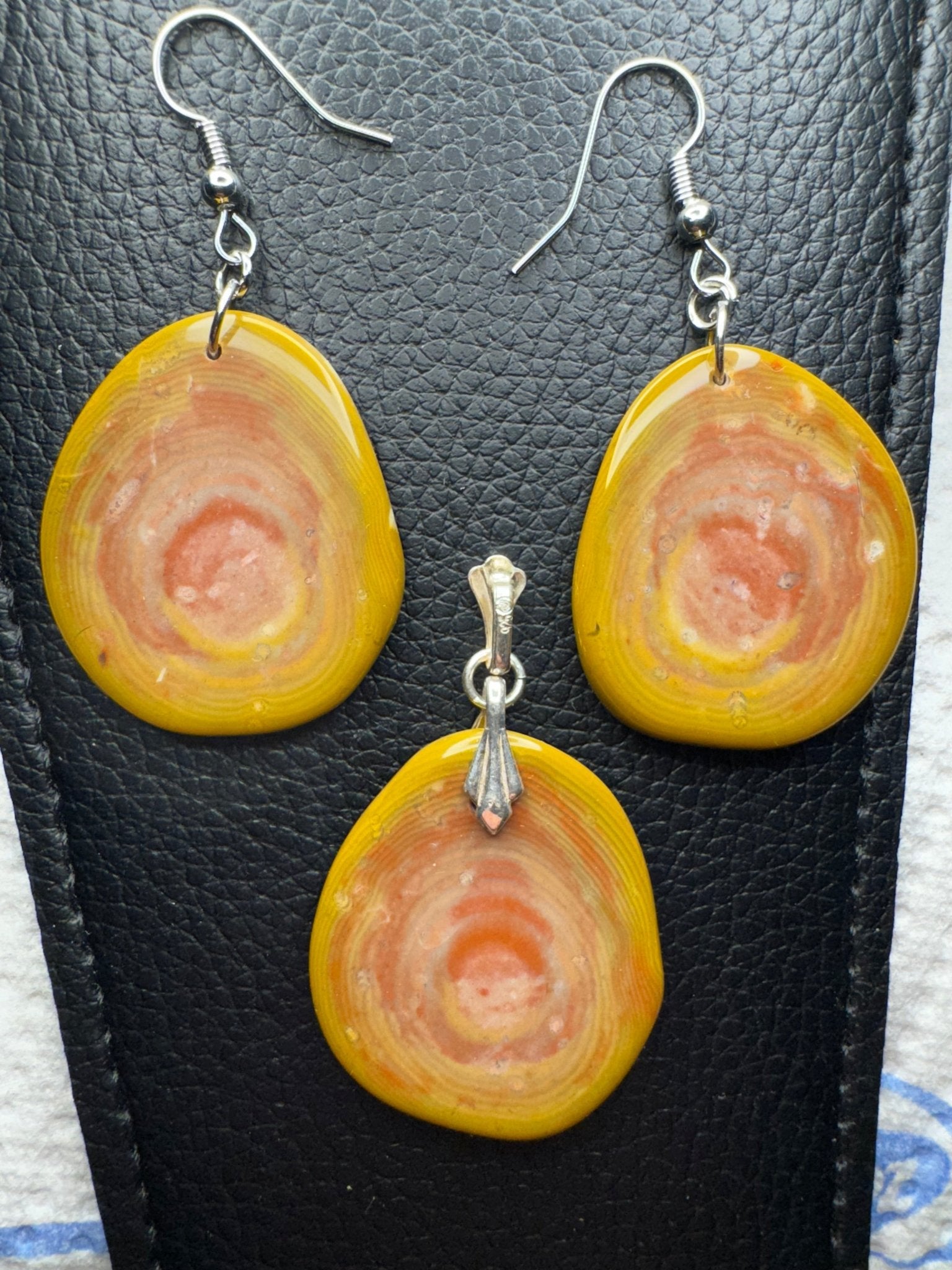 Bohnerzjaspis mit Ringen und Fossilien
