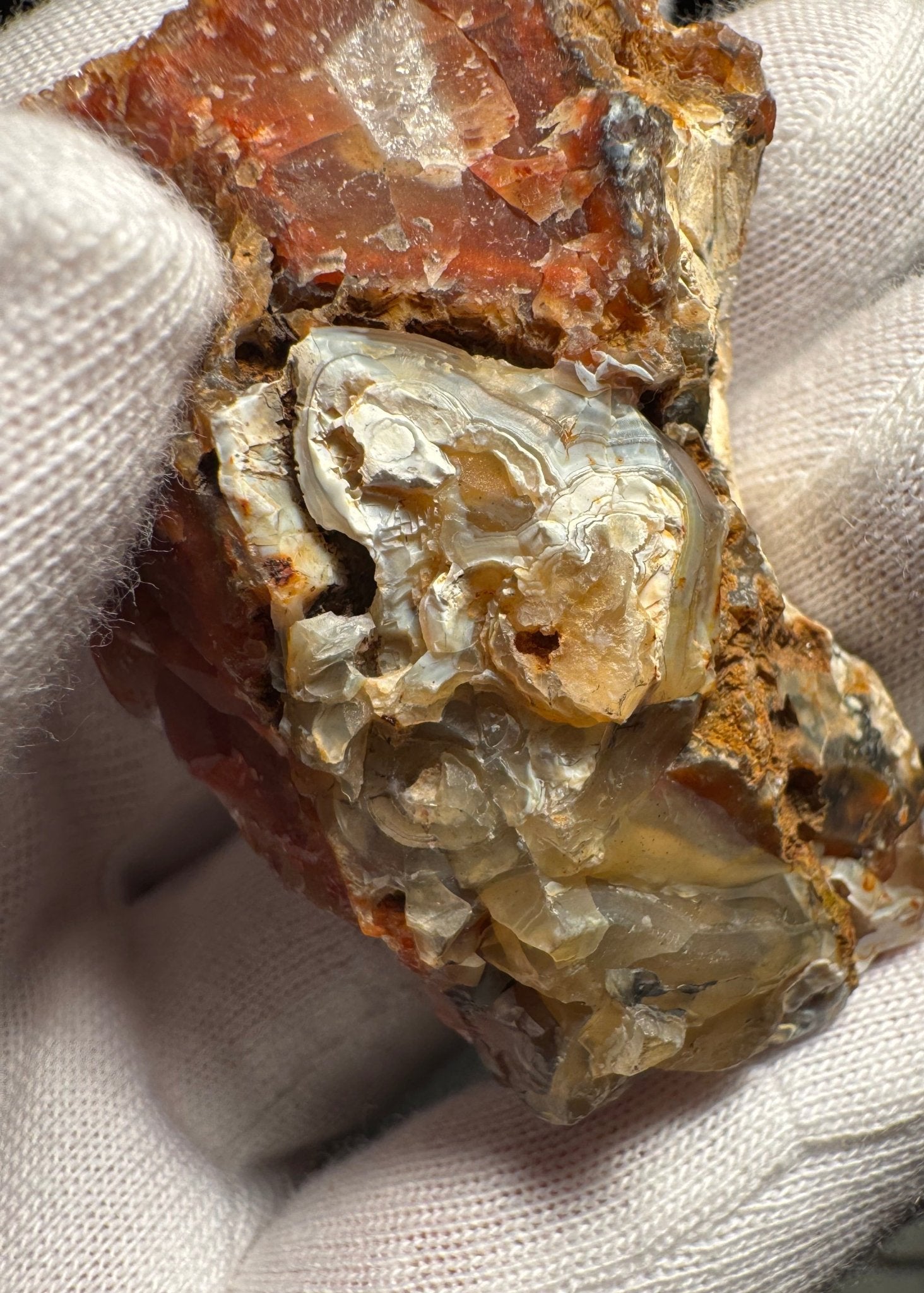 Agate with intense red tones