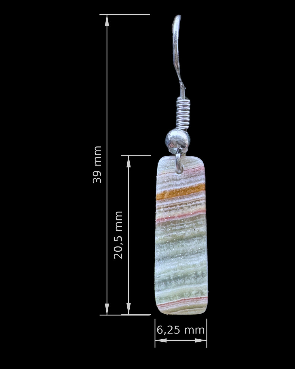 Ohrring aus gebändertem Calcit mit Maßangaben: Stein 20,5 mm lang und 6,25 mm breit, Gesamtlänge mit Ohrhaken 39 mm