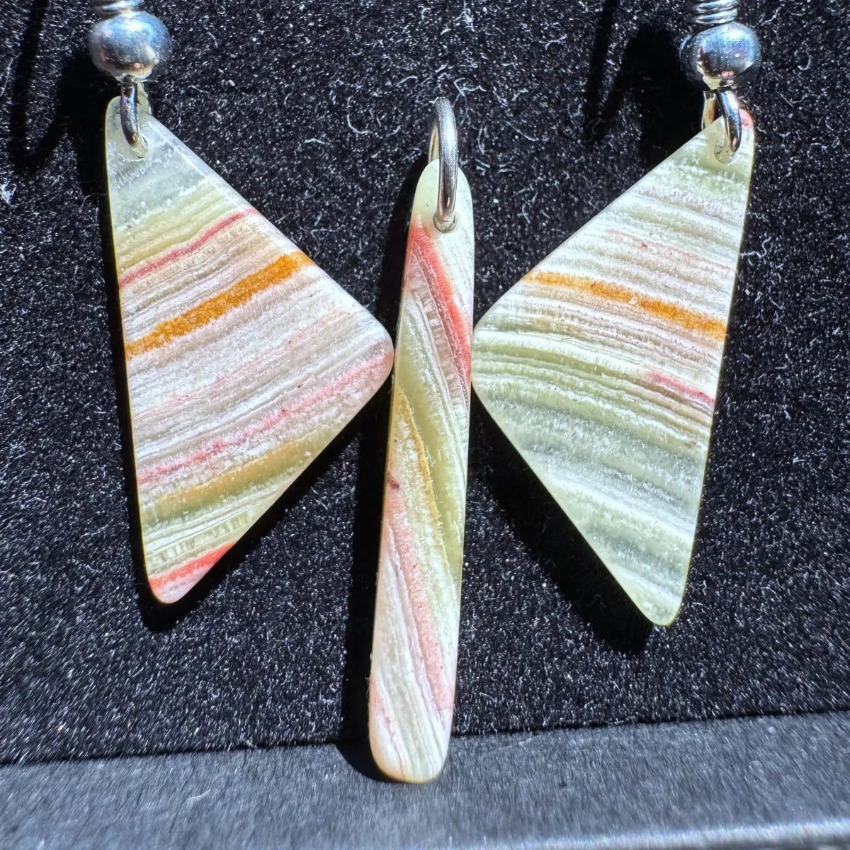 Onyx Schmuckset Naturstein Unikat – Ohrringe und Anhänger mit Bänderung in Grün, Orange und Rosa