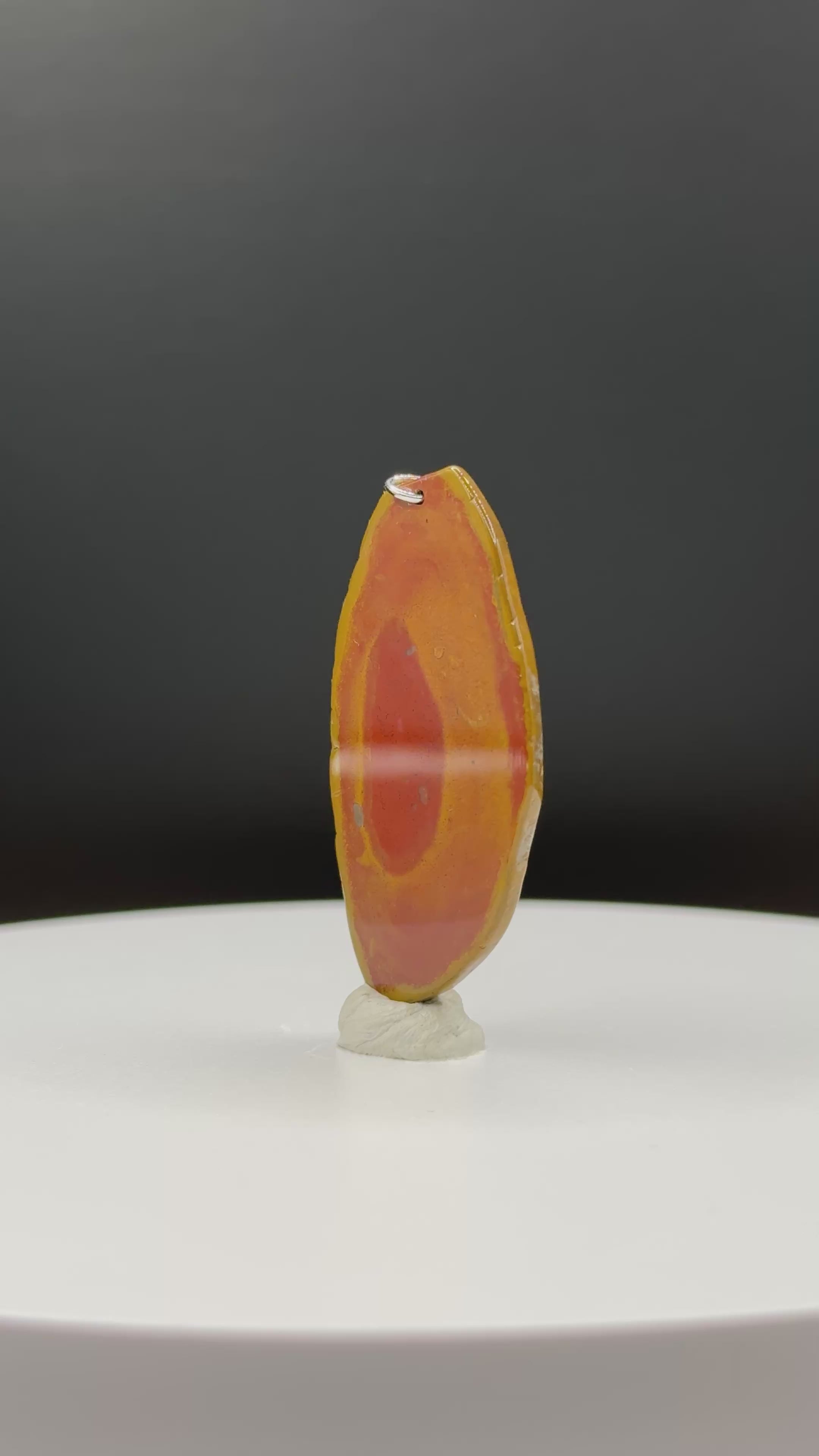 Bohnerzjaspis Anhänger viele Fossilien und Tiefenwirkung